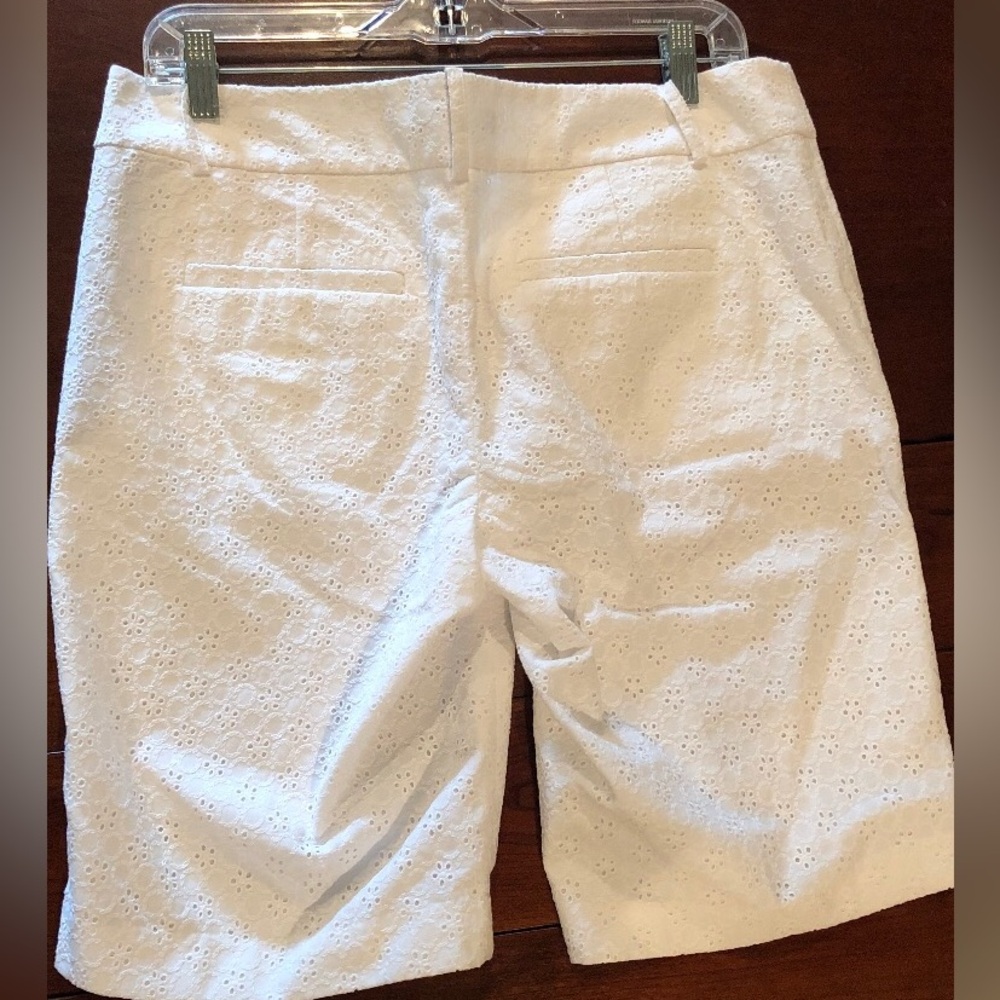Ann Taylor Women's Bermuda-Length Shorts-Patterned, White, Size 6 - Picture 4 of 9